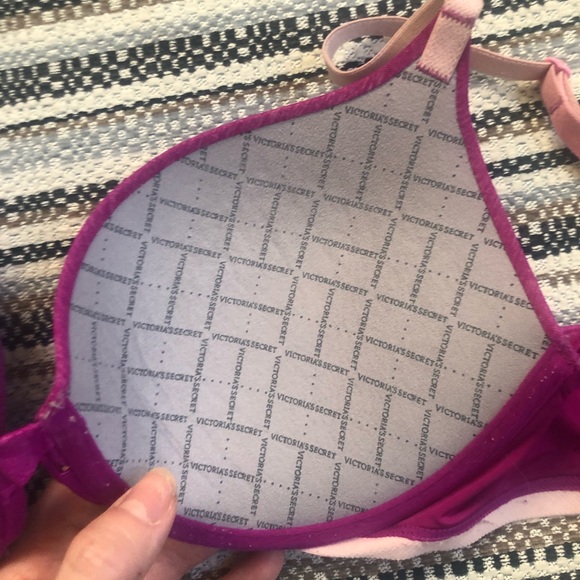 Victoria’s Secret 32D bra in Perfect Shape Design plus an extra bralette - Picture 4 of 11